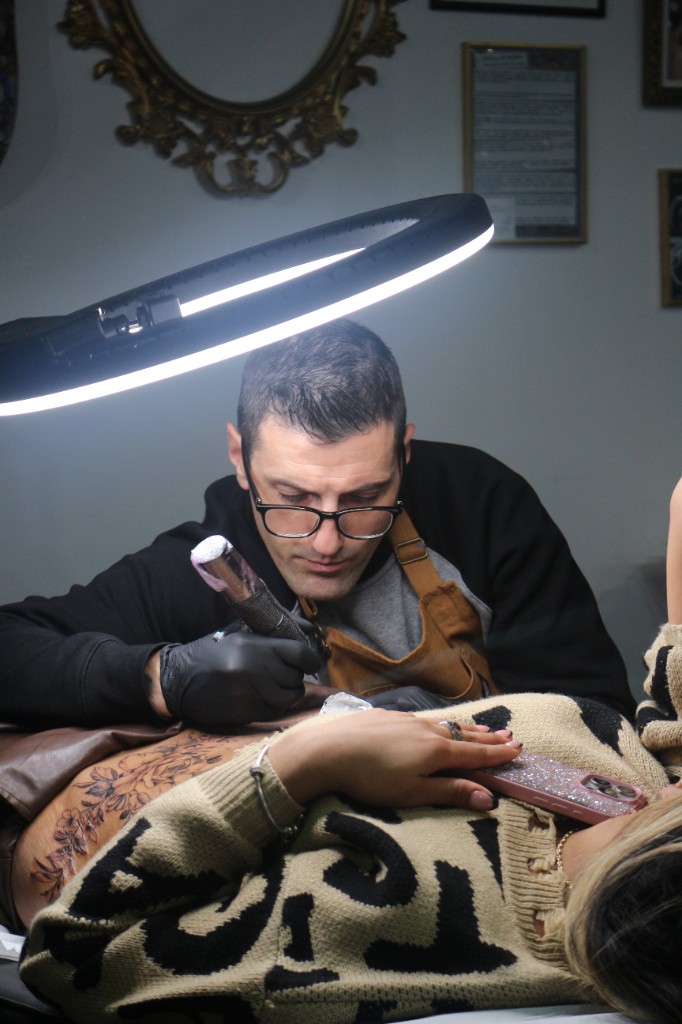 Jose Diz tatuant — Ink Virtus