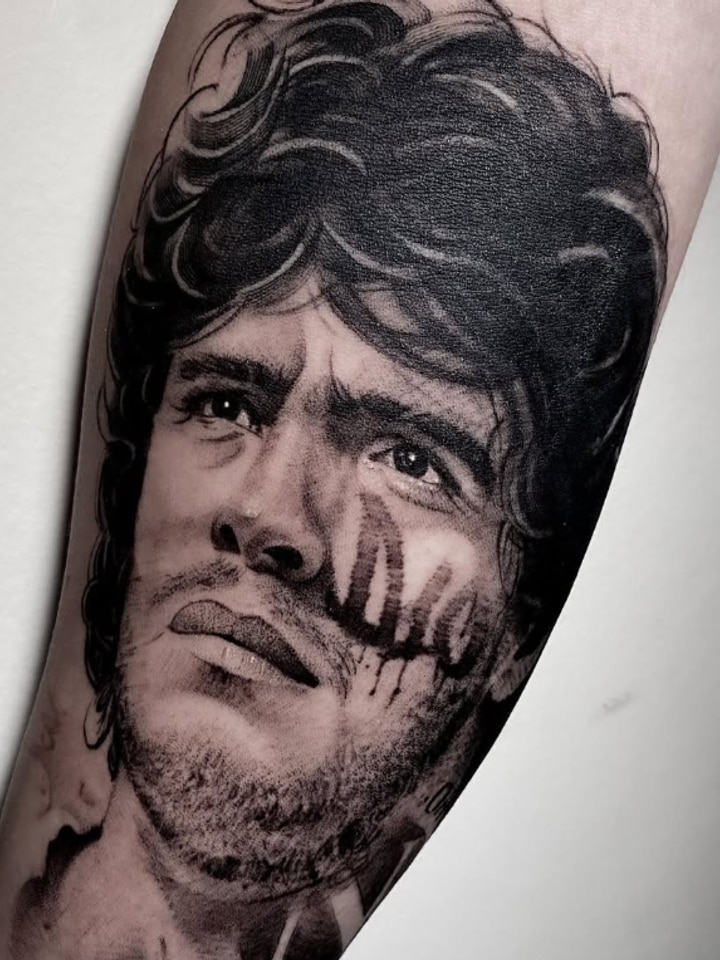 Retrat realista en blanc i negre — The Black Cat Tattoo