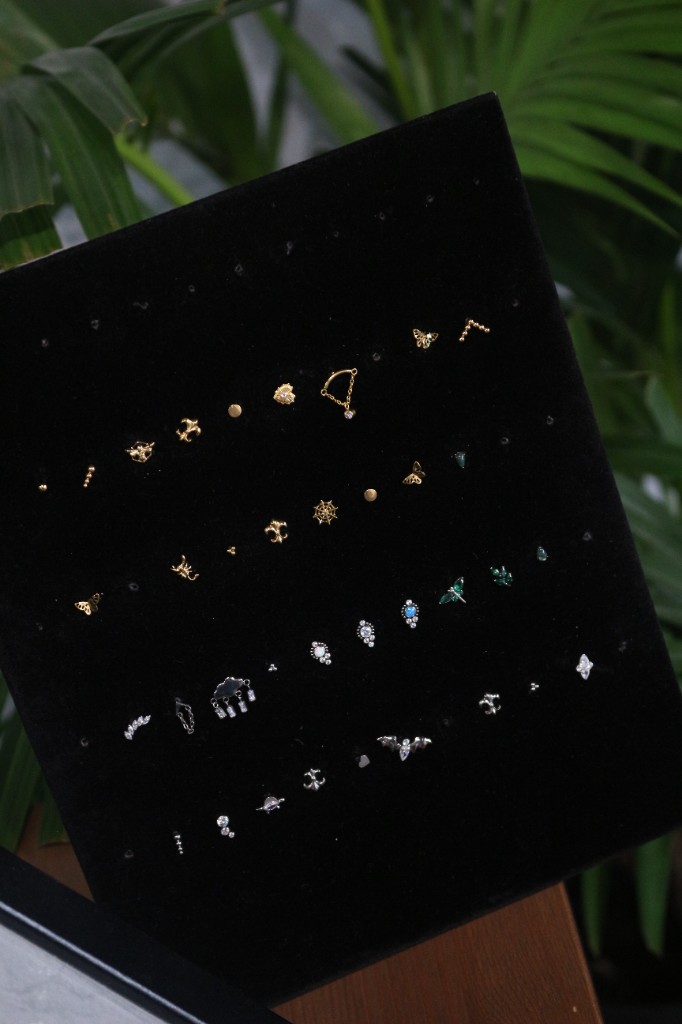 Col·lecció de piercings premium sobre vellut negre