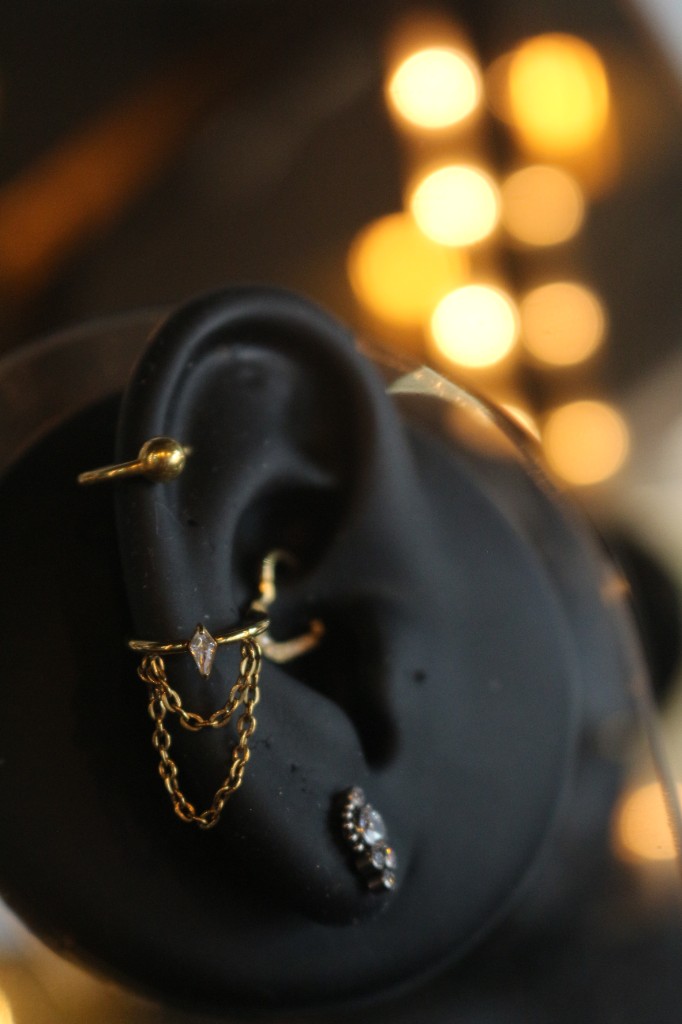 Stack de piercings d'or i plata en model d'orella